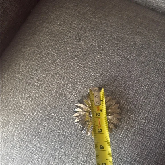 Elegant Vintage Silver Tone Daisy Brooch - Picture 4 of 5